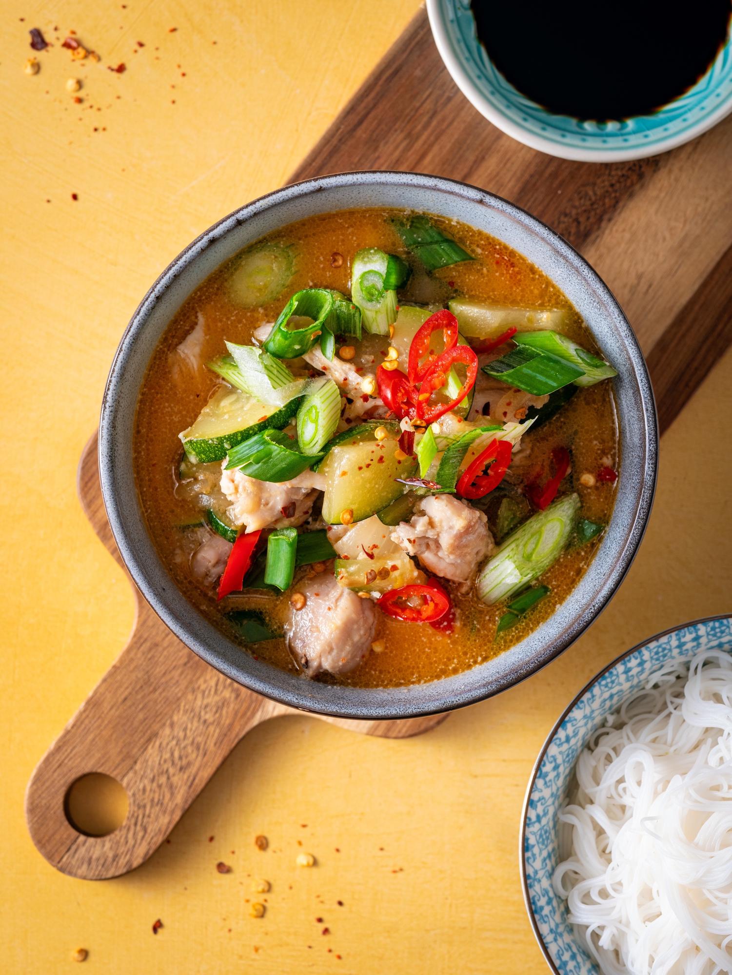 Thai csirkés curry rizstésztával