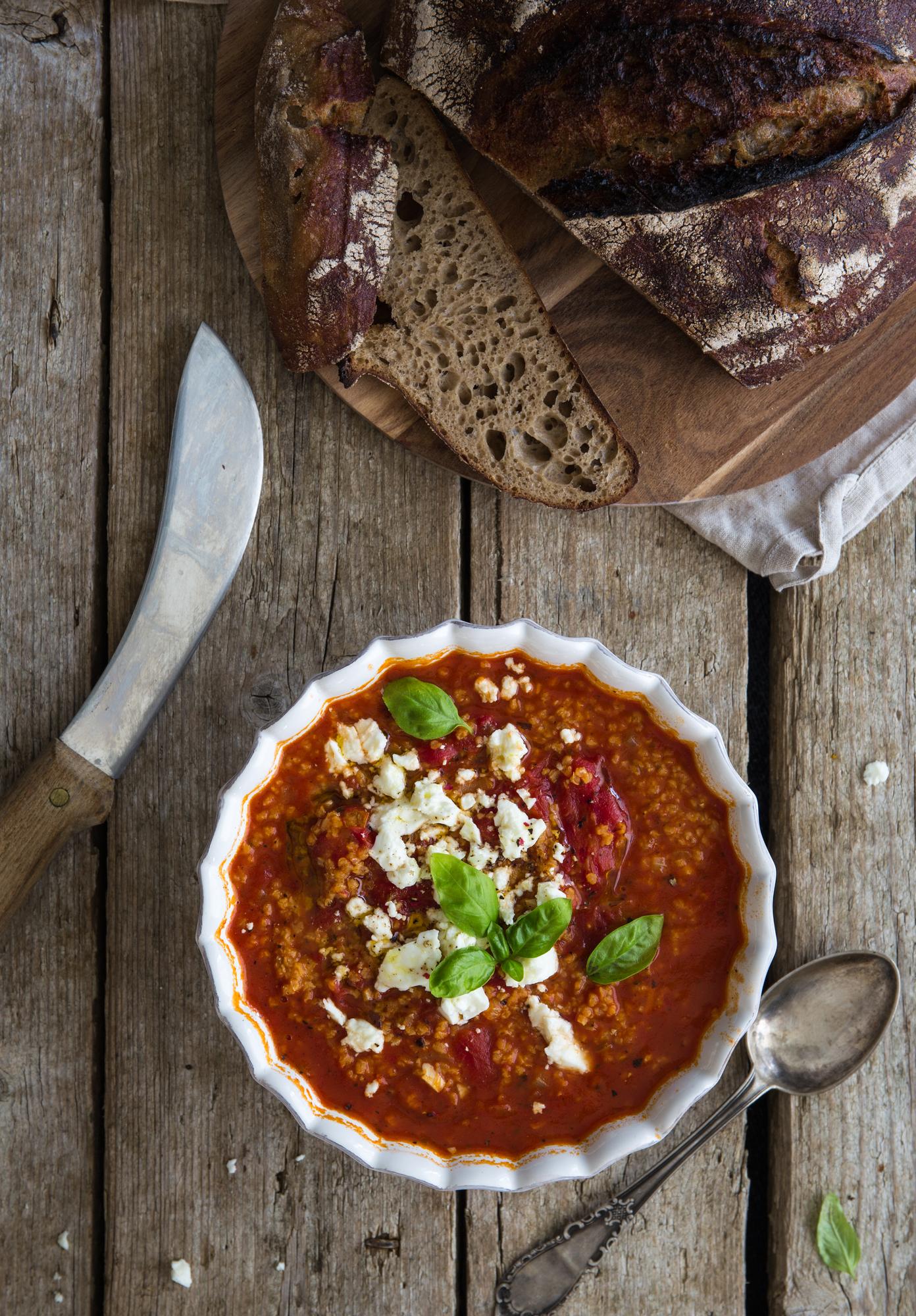 Paradicsomleves bulgurral és feta sajttal