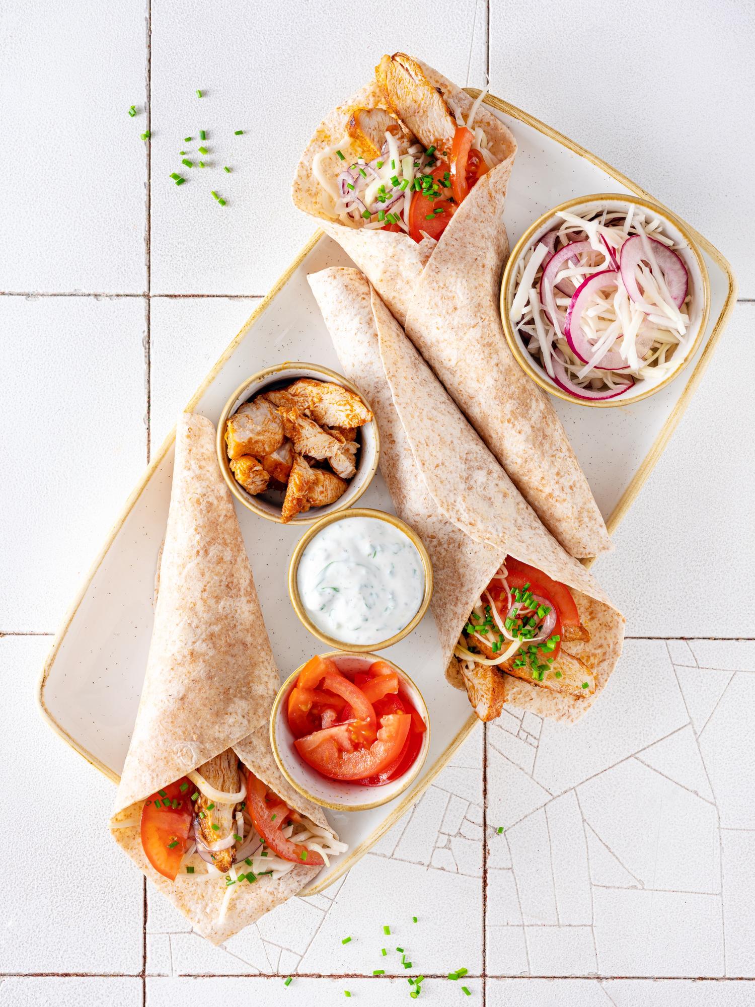 Tortilla gyógynövényes öntettel és csirkével