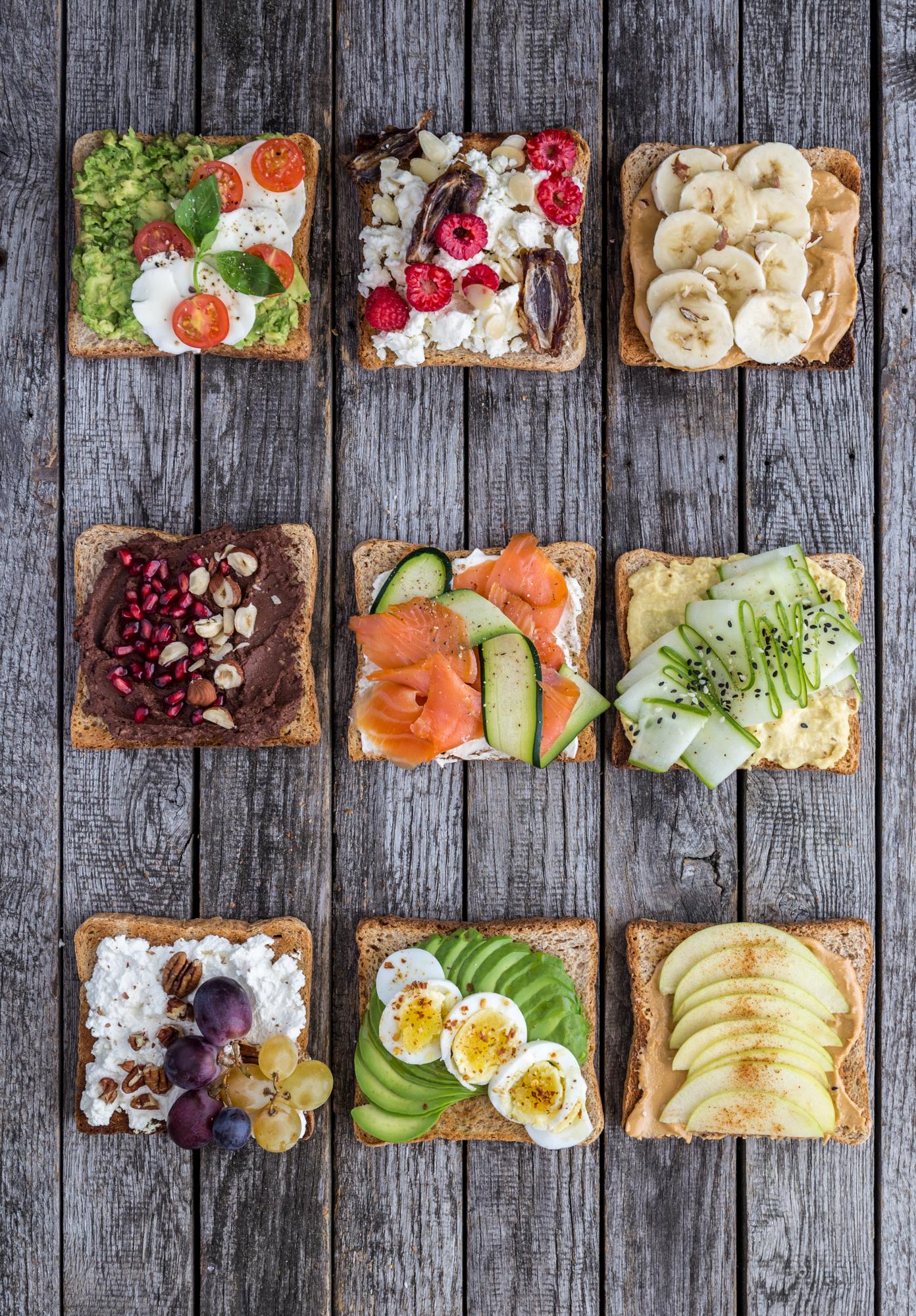 Pirítós hummusszal és uborkával