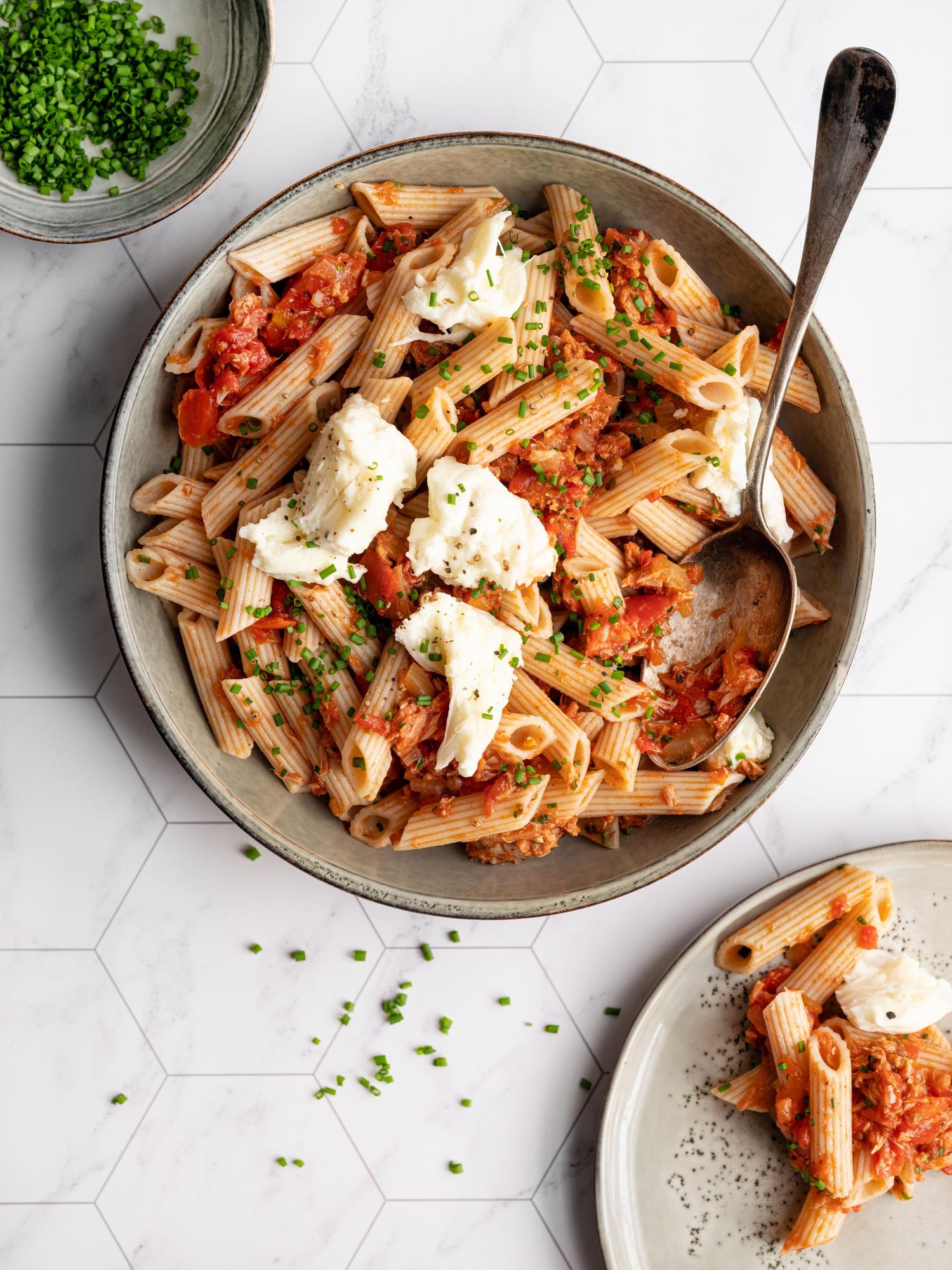 Tonhalas tészta paradicsommal és mozzarellával