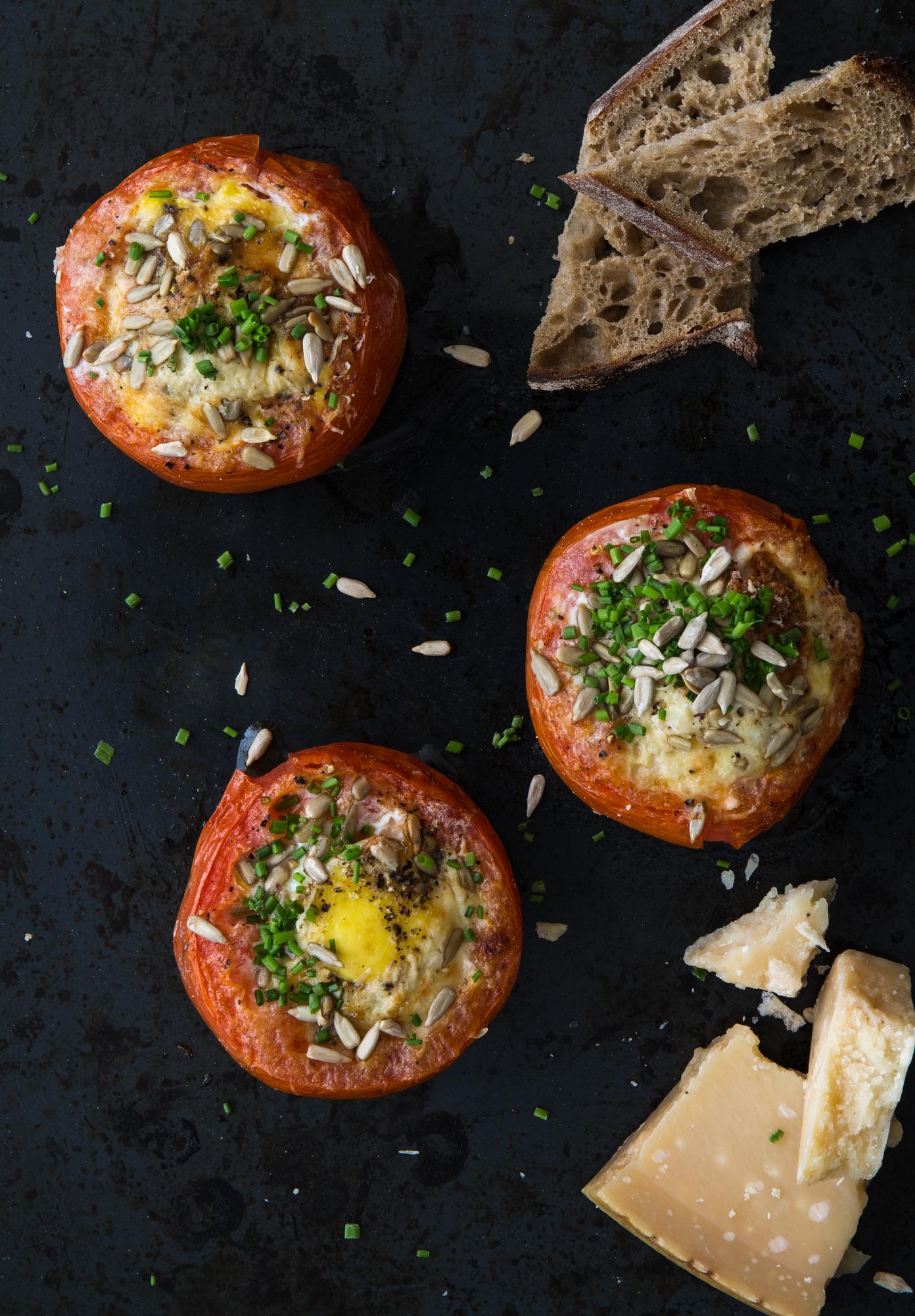 Sült paradicsom metélőhagymával és parmezánnal