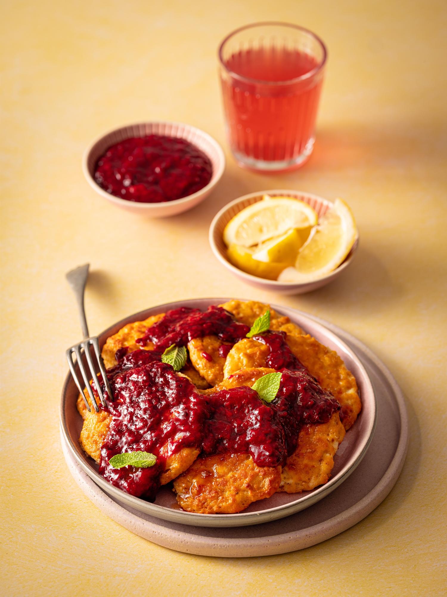 Ukrán túrós palacsinta (syrnyky) gyümölcskompóttal