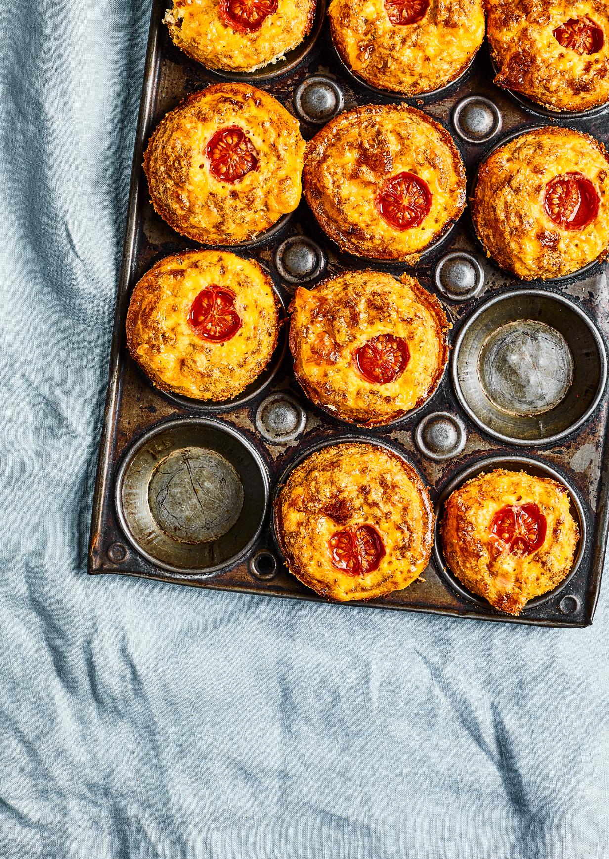 Tojásos muffin sonkával és mozzarellával