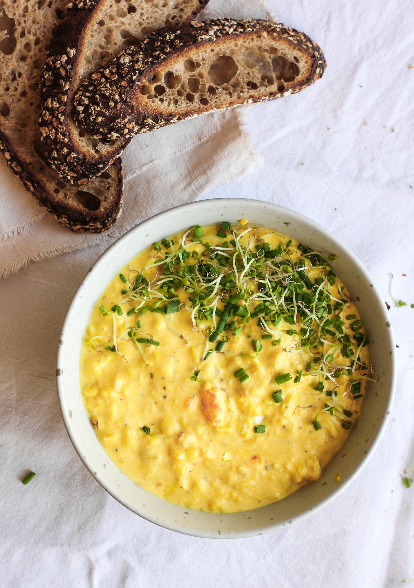 Tojássaláta kurkumával és joghurttal