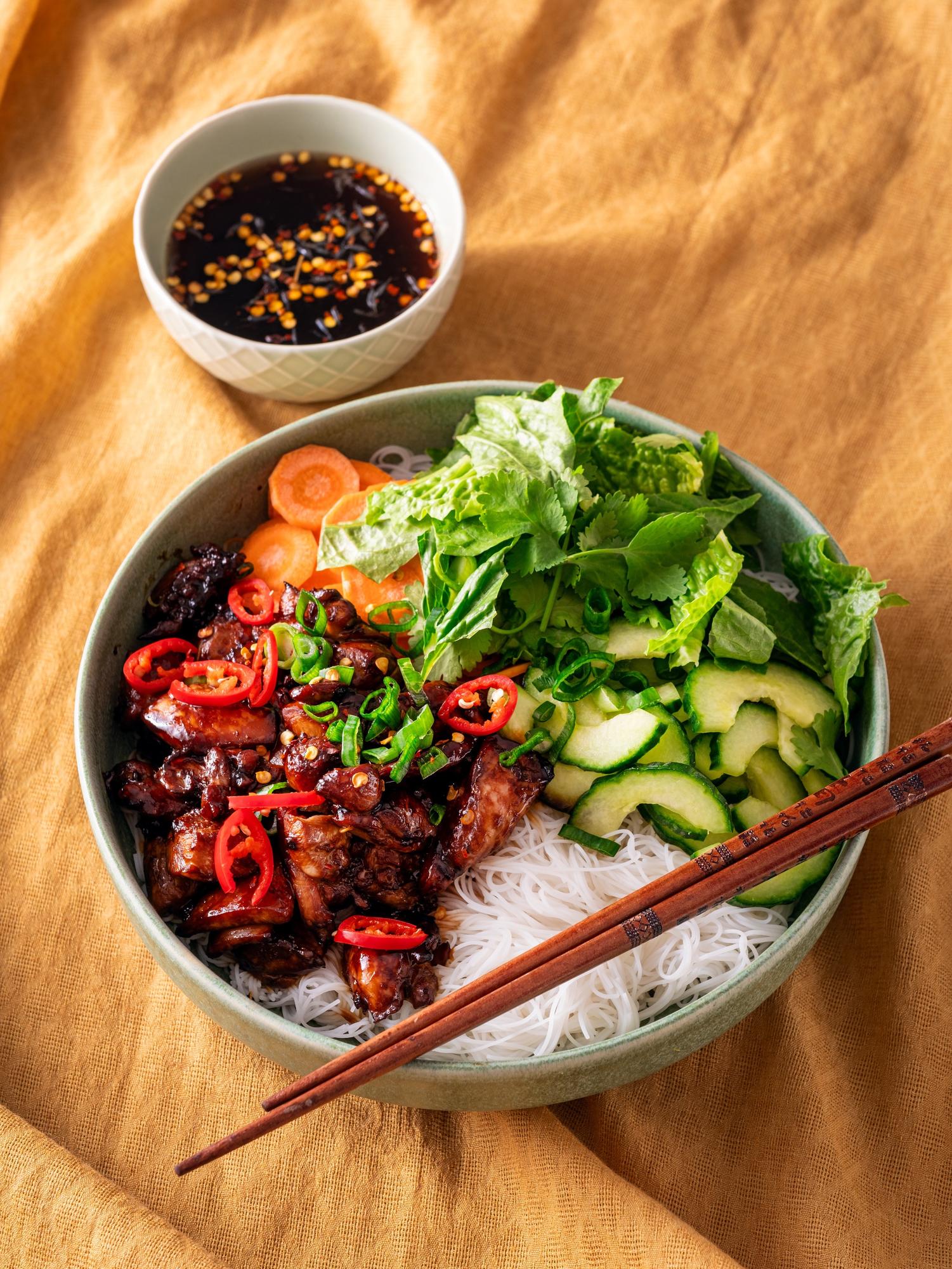 Vietnámi csirkés saláta rizstésztával