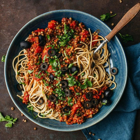 Teljes kiőrlésű spagetti csípős lencsemártással