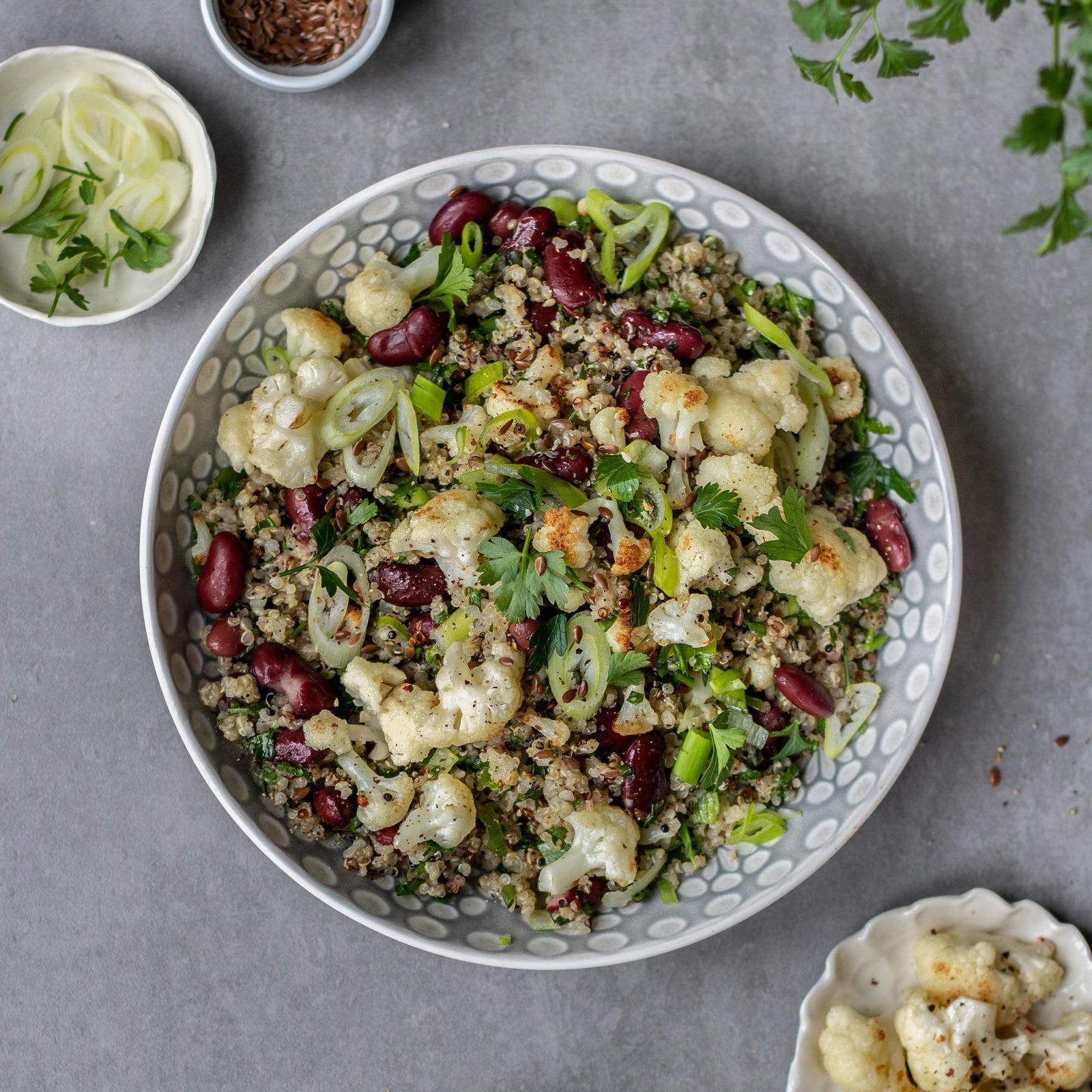 Meleg quinoasaláta sült karfiollal