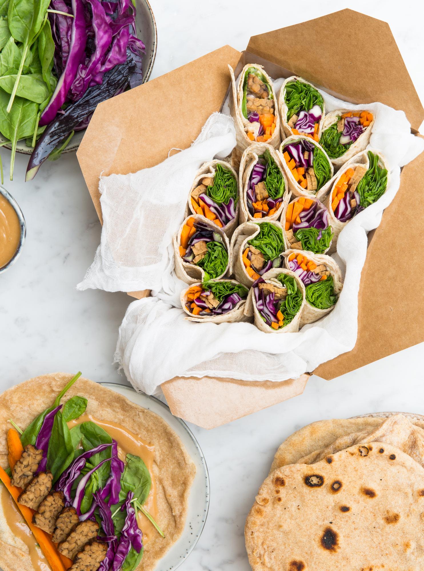 Wrap tempeh-hel és mogyorós öntettel