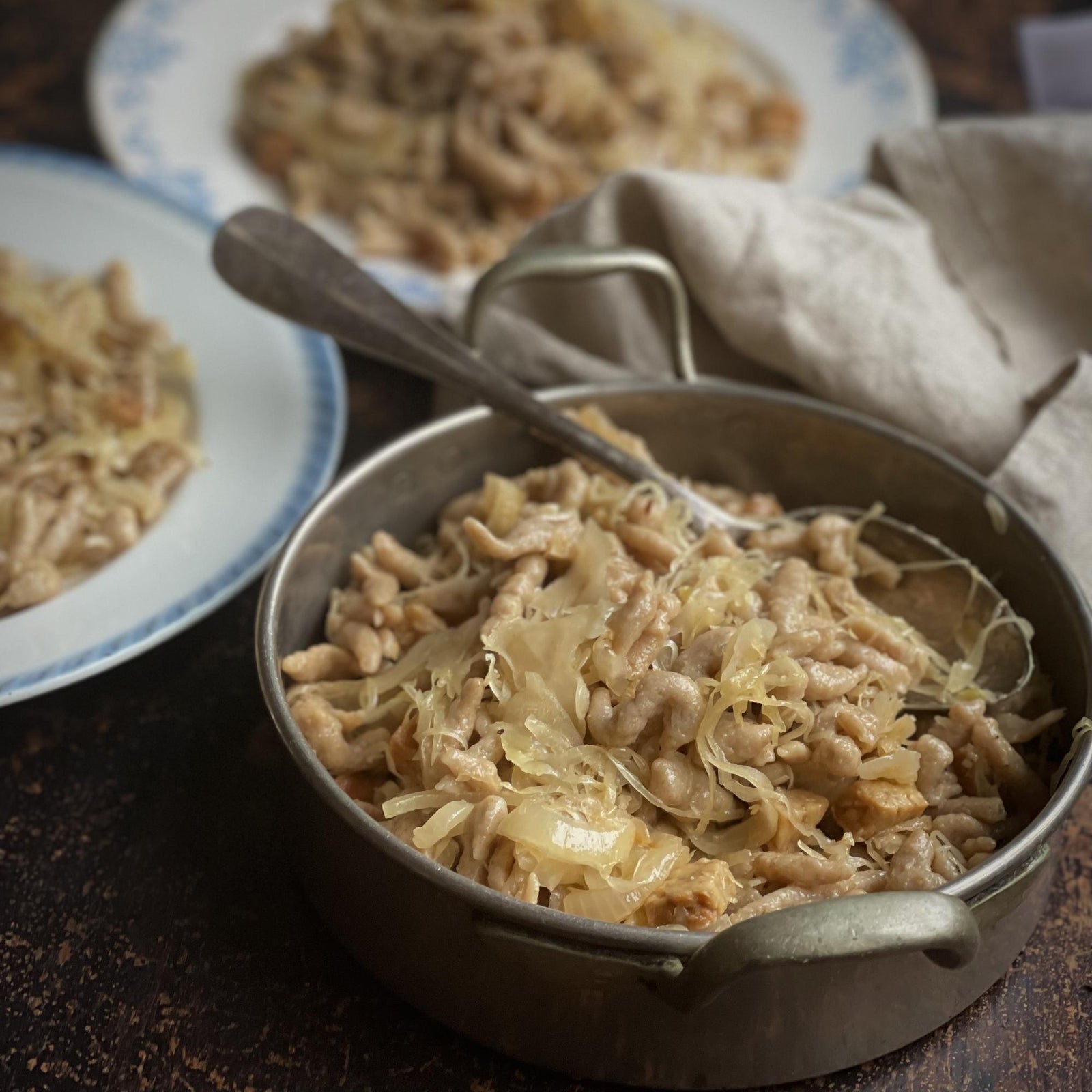 Rozsos galuska káposztával és tempeh-hel