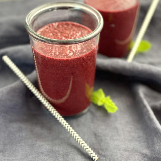Áfonyás smoothie almával és datolyával