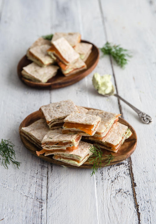 Füstölt lazacos tortillafalatok
